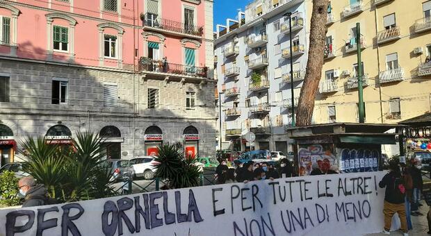 Flashmob per Ornella a Napoli, in piazza mamme e associazioni: «Mai più violenza sulle donne»