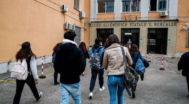 Covid e scuole, a Napoli tremila prof assenti e l’Asl cambia le regole