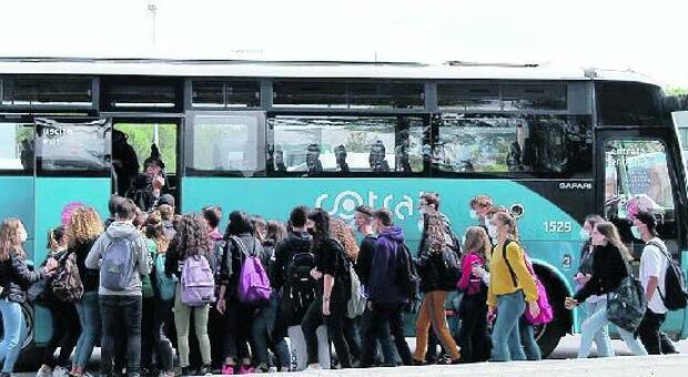 Da lunedì 26 mila studenti delle superiori tornano in classe, novità su ingressi e bus