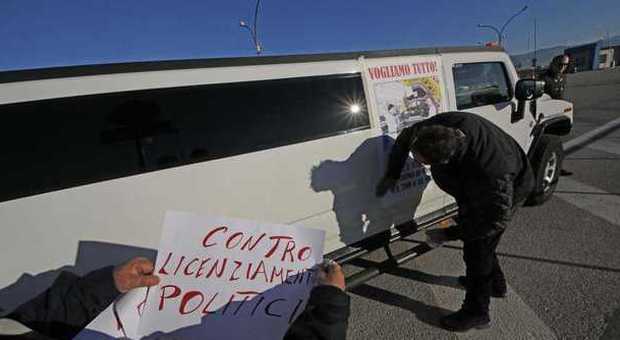 Cori e slogan: nello sciopero della Fiom anche la limousine dei cassaintegrati