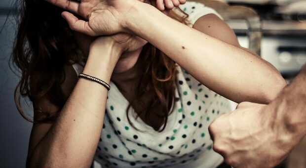 Violenza di genere e maltrattamenti familiari: un codice rosso al giorno. È allarme