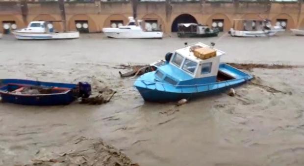 Maltempo, straripa torrente a Mazara del Vallo: allagamenti e barche affondate. Allerta in Emilia