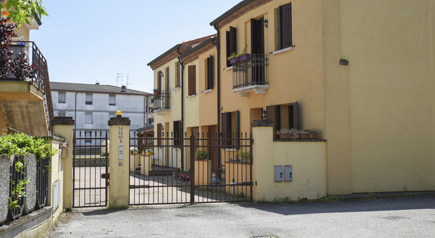 Il complesso residenziale di via Salieri a Rovigo, dove viveva l'infermiera morta ustionata