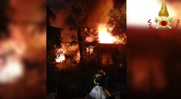 Incendio divamba in una villetta: casa divorata nel giro di poche ore