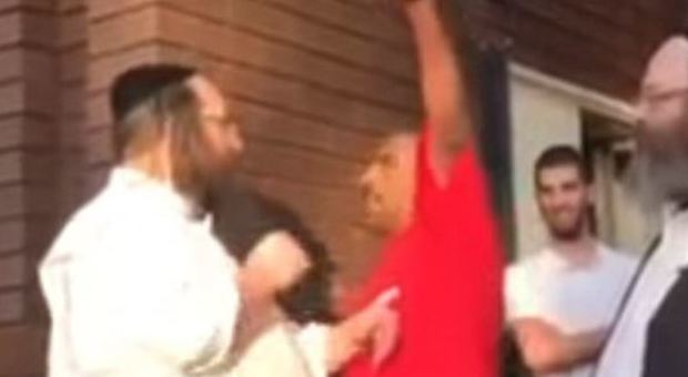 Melbourne, cerca di strangolare un ebreo all'uscita della Sinagoga ma viene immobilizzato: il video è virale