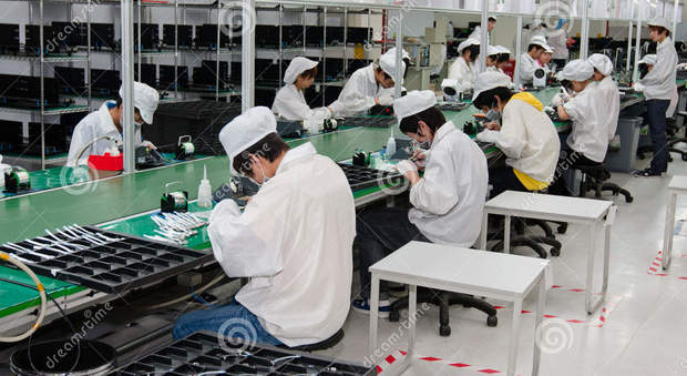 Una fabbrica con operai cinesi