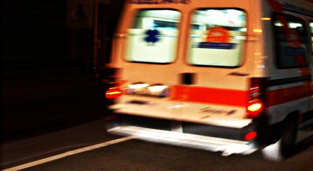 L'ambulanza al lavoro nella notte