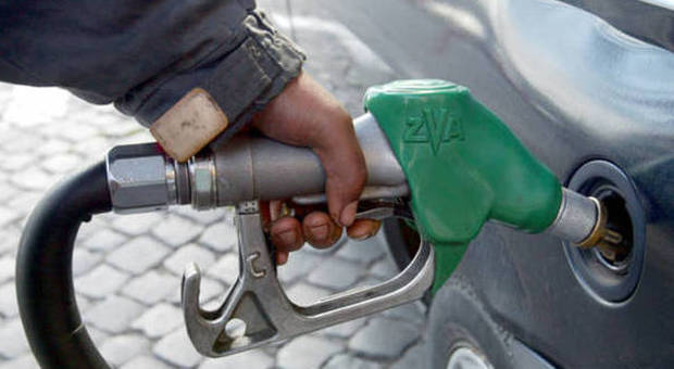 Benzina, associazioni consumatori: prezzi e tasse alle stelle e sopra media Ue