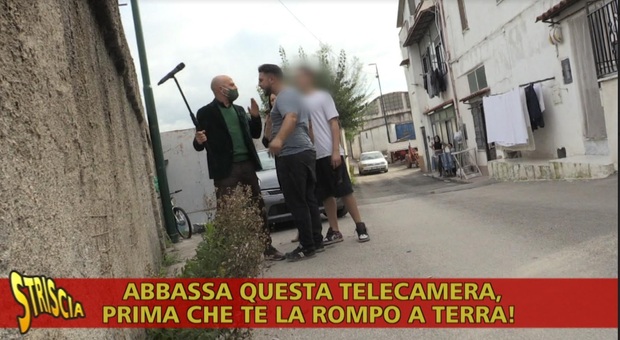 Striscia: Luca Abete e il suo cameraman aggrediti nel quartiere San Giovanni a Teduccio di Napoli
