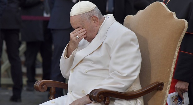 Papa Francesco, la malattia: la stenosi diverticolare e i problemi respiratori, ecco di cosa soffre