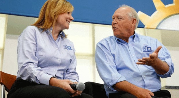 Il Ceo di GM Mary Barra con il presidente di Uaw Williams