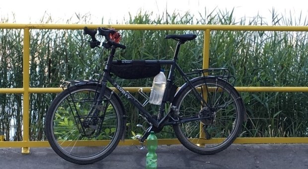 Turista giapponese attraversa l'Europa in bici, ma a Milano gliela rubano: l'appello per ritrovarla