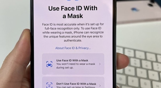 Apple consentirà di sbloccare l'iPhone tramite Face ID anche se si indossa la mascherina