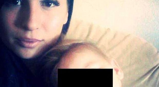 La mamma incinta fu colpita da un fulmine: Kimberly, un anno, ha ancora i capelli dritti