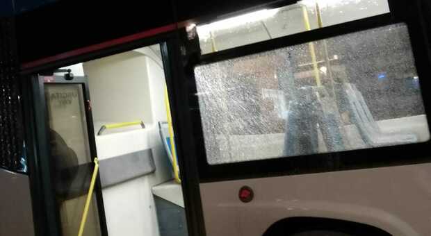 Qualcosa ha colpito il finestrone dell'autobus