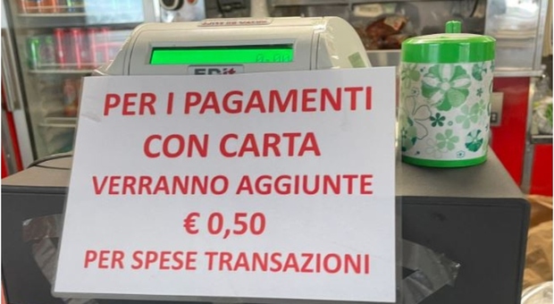 Prato, bar di Prato aggiunge 50 centesimi per i pagamenti con la carta: è polemica