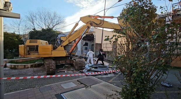 Assaltano un ufficio postale con un escavatore e bloccano la strada con una catena legata a due guard rail: rubati oltre 300mila euro