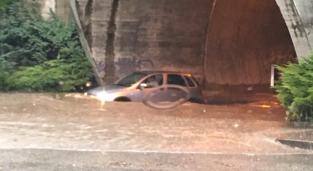 L'Aquila, violento temporale: mezza città sommersa dall'acqua Bloccati pullman e automobili