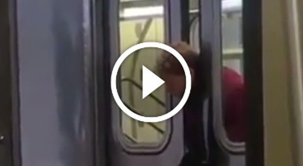 L'anziana signora si è incastrata nelle porte della metro