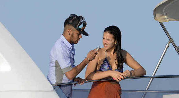 Neymar, ritorno di fiamma con la fidanzata storica I due a Formentera con alcuni amici