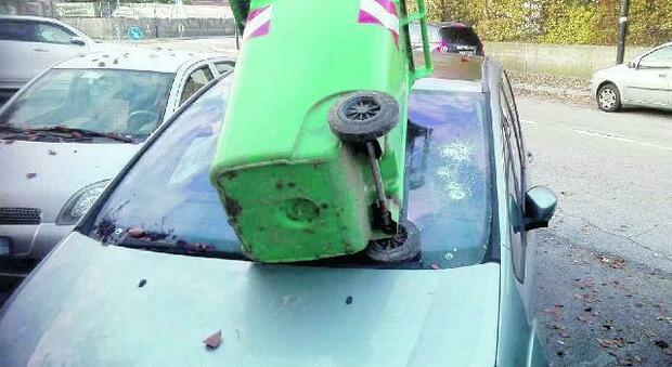 Uno degli "sgarbi" all'auto del sindaco: bidone sul lunotto e vetro spaccato