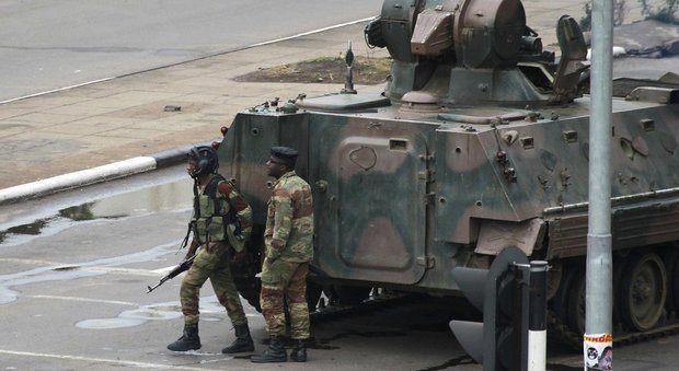 Zimbabwe, militari con i tank in strada e nella tv di Stato: arrestato ministro delle Finanze. Ma l'esercito nega il golpe