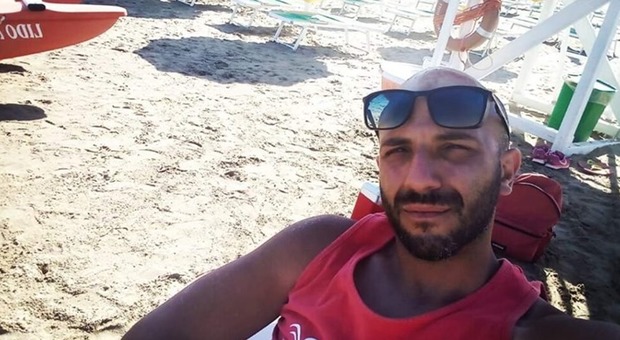 Bagnino abruzzese morto a Mondragone: malore al ritorno dalla spiaggia, aveva 27 anni