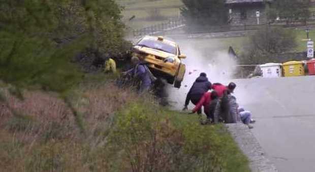Auto impazzita si scaglia contro il pubblico: tragedia sfiorata al Rally in Valle d'Aosta