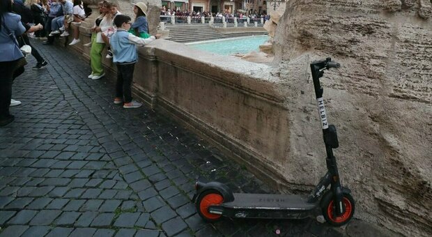Monopattini e bici, sosta selvaggia nel Centro di Roma: è invasione da Fontana di Trevi a Piazza Navona