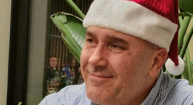 «Vediamo se sei il vero Babbo Natale». Posta l'iban sotto una foto (natalizia) del sindaco di Terni e lui gli versa 500€