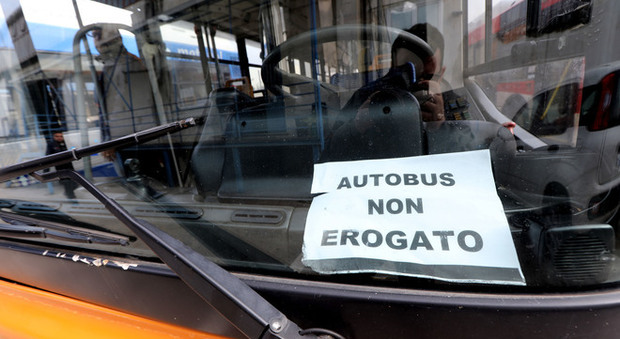 Arzano, bus Ctp senza carburante: disagi e proteste alle fermate