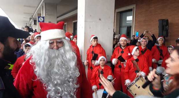 Foligno, festa grande per Babbo Natale arrivato sul treno a vapore. Raccolti doni per i bambini in difficoltà