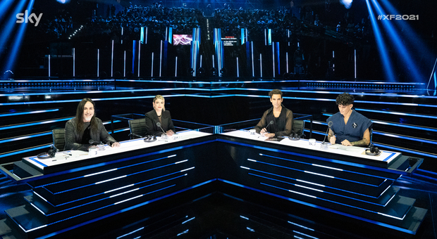 X Factor 2021, quarto live: doppia eliminazione e per la prima volta Emma e Mika duettano insieme