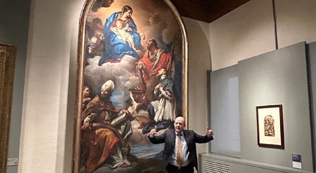 Lo storico dell’arte Stefano Zuffi, consulente della Pinacoteca Podesti davanti alla Pala Nembrini