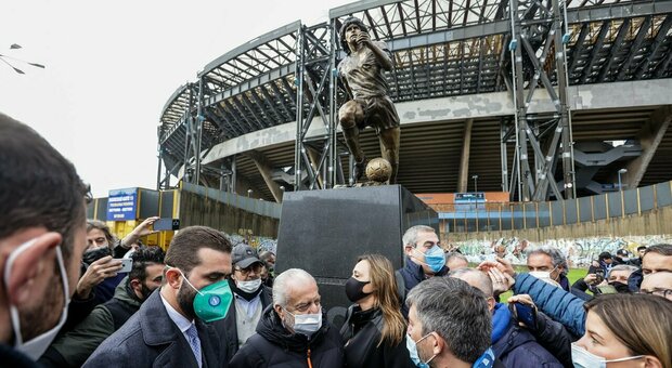 La statua di Maradona davanti allo stadio