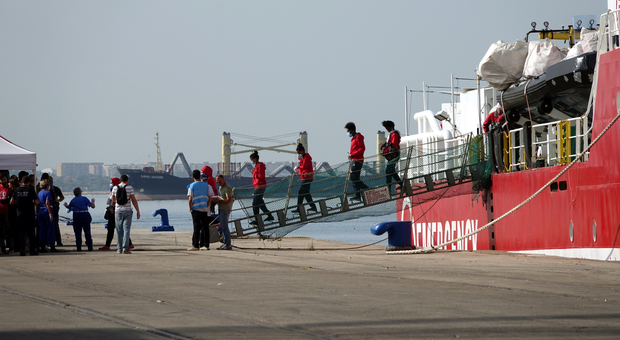 Sbarcati al porto di Taranto 171 migranti: ci sono anche minori e donne