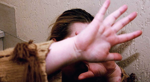 Cerca di violentare una donna, la Polizia li trova nudi in casa. L'uomo arrestato