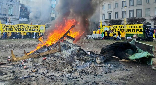 Bruxelles, 1000 trattori bloccano le strade: roghi e lanci di bottiglie degli agricoltori contro l'Europarlamento