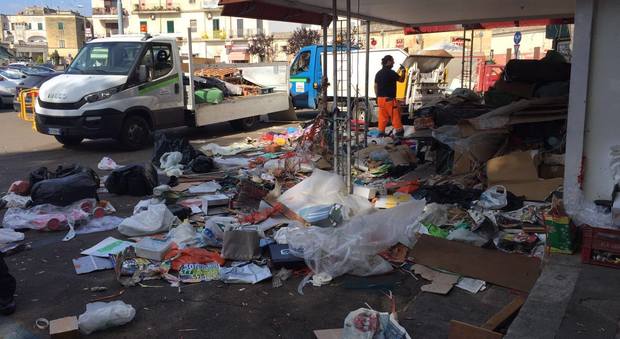 Spunta un "Diogene" a Lecce: quintali di rifiuti in un capanno abusivo
