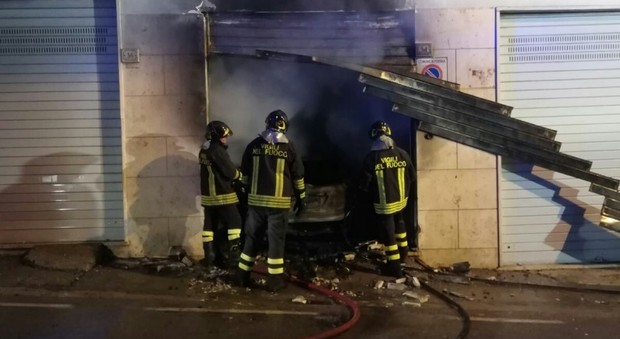 Vigili del fuoco dinanzi al garage in fiamme a Formia