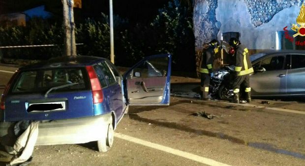 Incidente fra Peugeot e Punto nella notte: morto diciottenne, gravissimo un amico