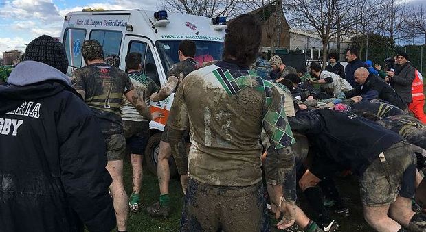 Mischia del rugby strappa al fango l'ambulanza: l'autista si commuove Video
