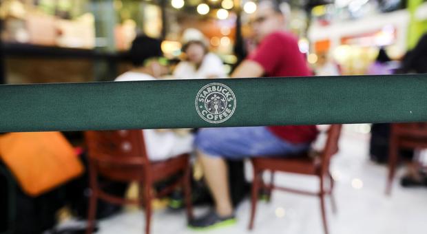 Starbucks chiude 150 caffetterie, il titolo crolla in Borsa a Wall Street