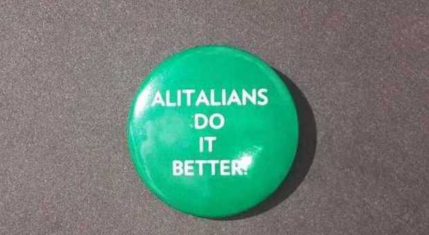 Etihad distribuisce una spilla ironica ai dipendenti: «Alitalians do it better»