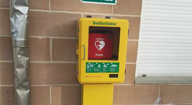 Defibrillatore dimenticato per anni nello sgabuzzino: ora è installato in un parco