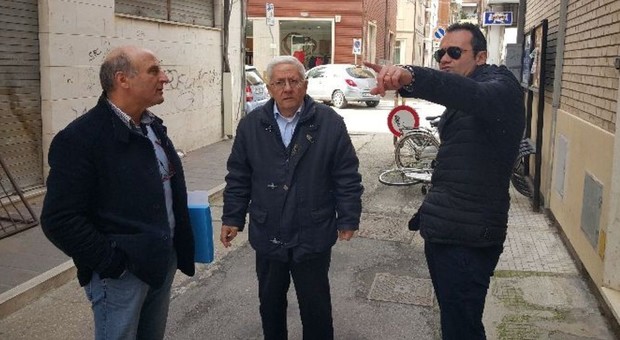 Il sopralluogo in vicolo Cialdini col sindaco Nicola Loira