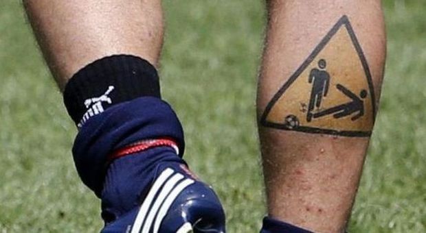 FOTO/ «Attenti al tackle»: ecco il nuovo tatuaggio di De Rossi
