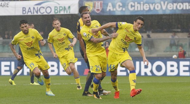 Il «napoletano» Inglese re del derby, due gol e il Chievo stende il Verona