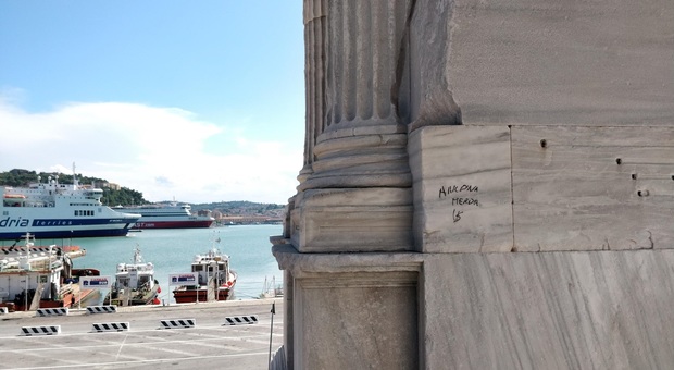 Ancona, Arco di Traiano sfregiato: caccia ai vandali con le telecamere