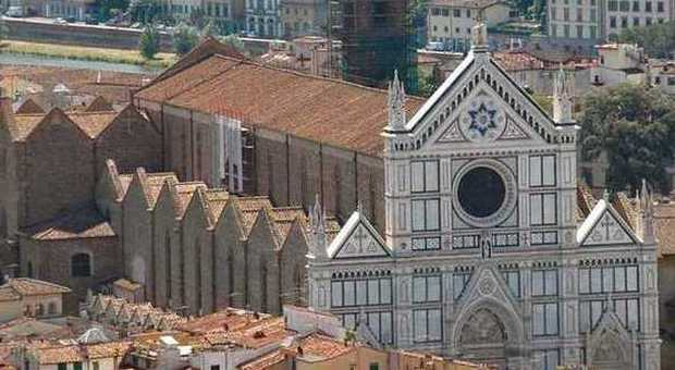 Firenze, Santa Croce: rubato un fregio dal portone